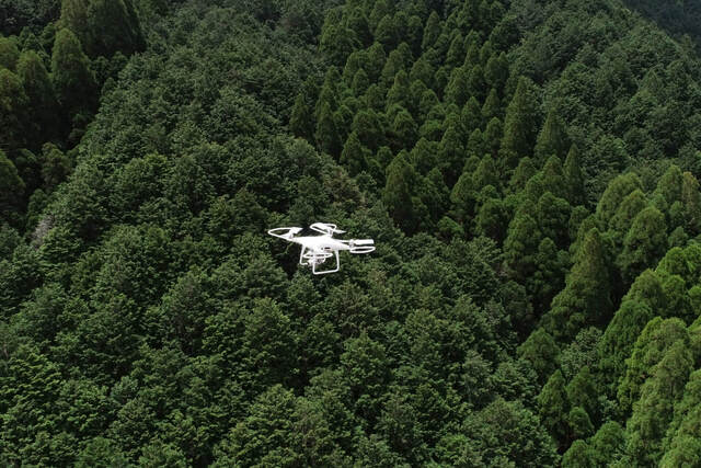 林業・建設現場でドローンを活用した資材運搬が注目されている